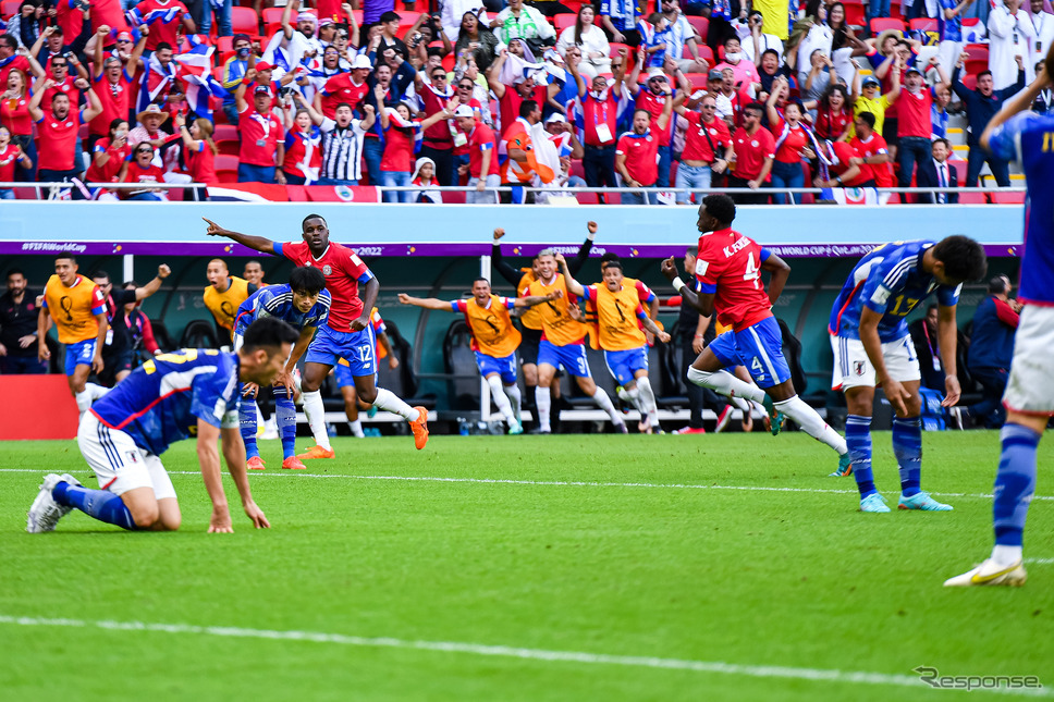 W杯日本対コスタリカ戦、ゴールを決めたコスタリカ代表《Photo by Baptiste Fernandez/Icon Sport/ゲッティイメージズ》