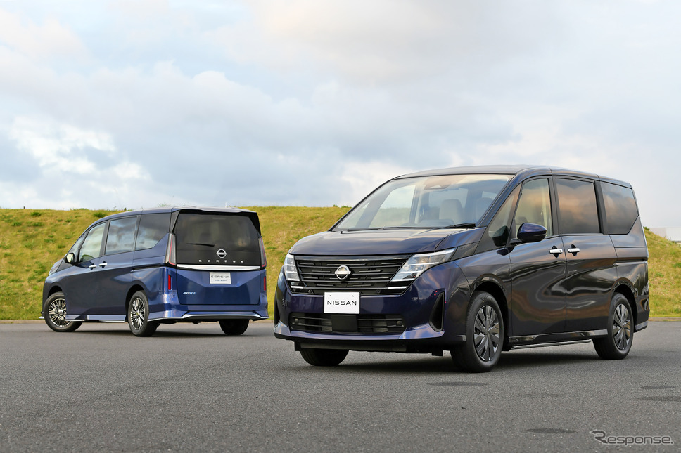 日産 セレナ 新型のAUTECH(左)とベースモデル(右)。ベースモデルは上位モデルとはフロントマスクが異なる《写真撮影 中野英幸》
