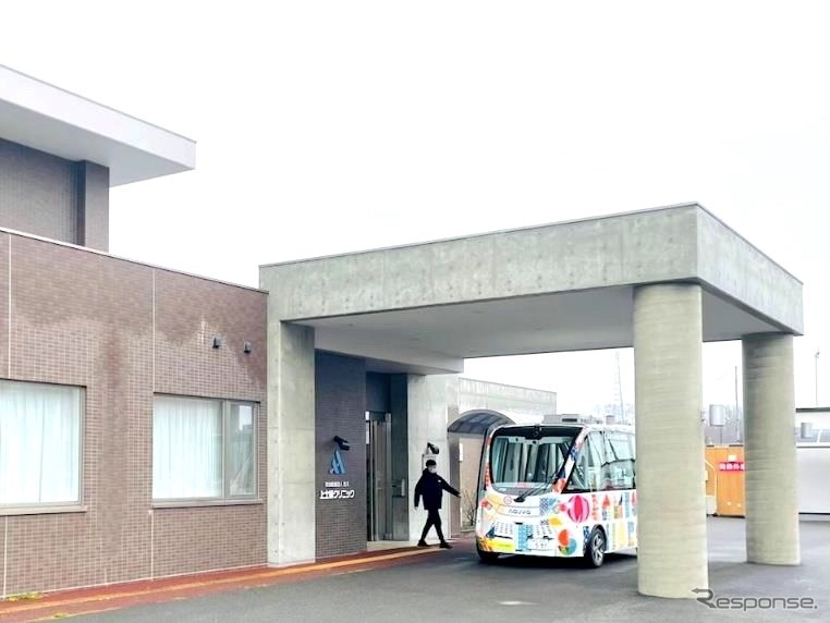 上士幌クリニック前に停車するナビヤ・アルマ《写真提供 ボードリー》