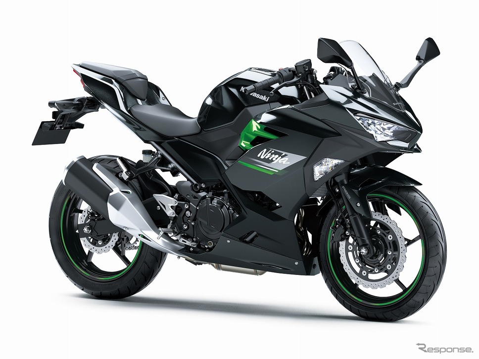 カワサキ Ninja 250(メタリックカーボングレー×メタリックマットカーボングレー)《写真提供:カワサキモータースジャパン》