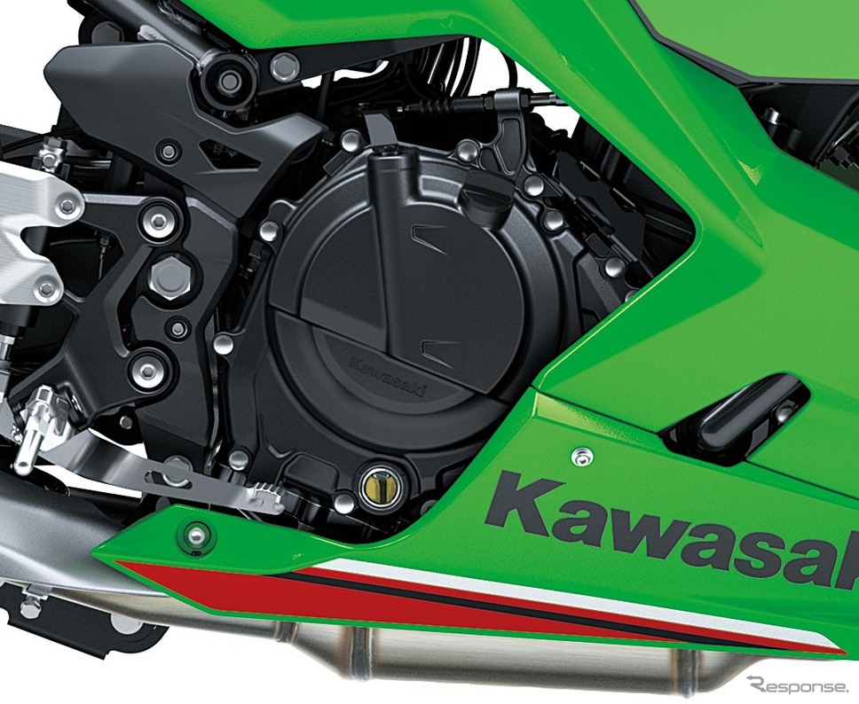 最高出力35psを発揮する248cc水冷4ストローク並列2気筒エンジン《写真提供:カワサキモータースジャパン》