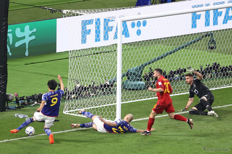 ワールドカップ、日本対ドイツ。ゴール前にクロスを上げる#9三笘《Photo by James Williamson - AMA/Getty Images Sport/ゲッティイメージズ》