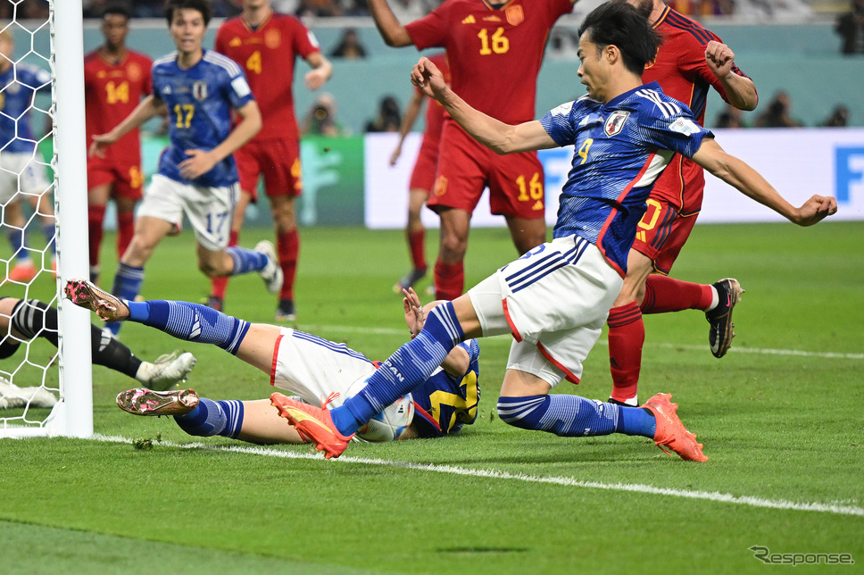 ワールドカップ、日本対ドイツ。ゴール前にクロスを上げる#9三笘、写真左奥に#17田中碧《Photo by Clive Mason/Getty Images Sport/ゲッティイメージズ》