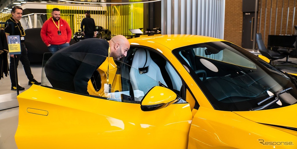 ロータスカーズが英国本社で新車を直接納車する新プログラム「ファクトリー・コレクション」を開始し最初の1台としてエミーラの発売記念モデル「V6ファーストエディション」を顧客に引き渡し《photo by Lotus Cars》