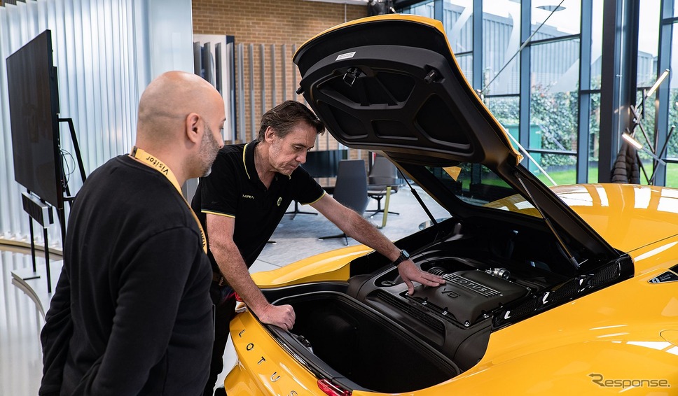 ロータスカーズが英国本社で新車を直接納車する新プログラム「ファクトリー・コレクション」を開始し最初の1台としてエミーラの発売記念モデル「V6ファーストエディション」を顧客に引き渡し《photo by Lotus Cars》