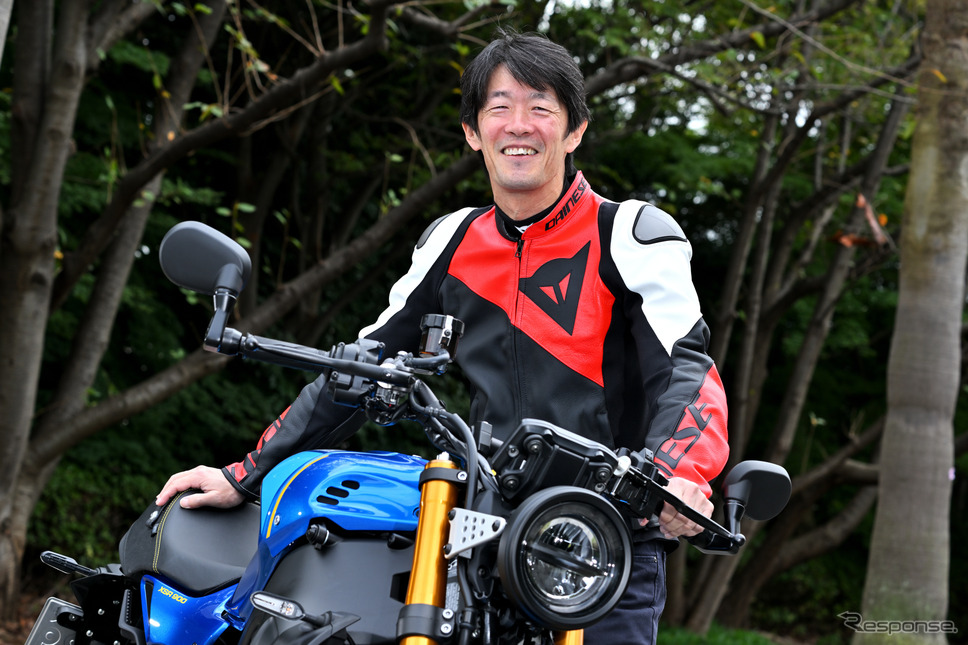 ヤマハ XSR900と伊丹孝裕氏《写真撮影 雪岡直樹》