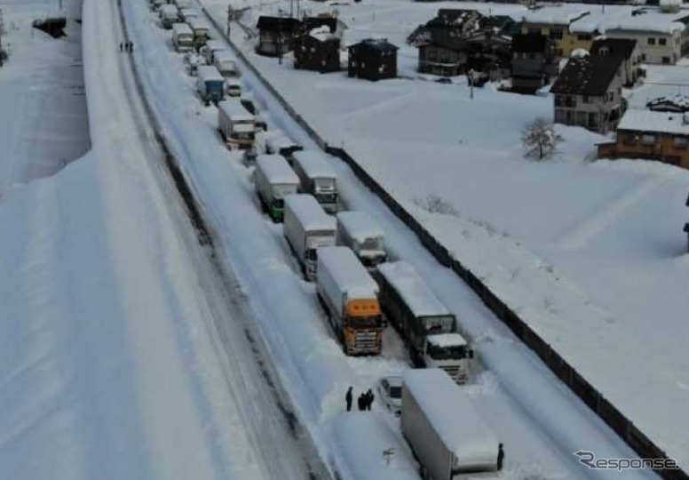 大雪による立ち往生の様子《画像提供 国土交通省》