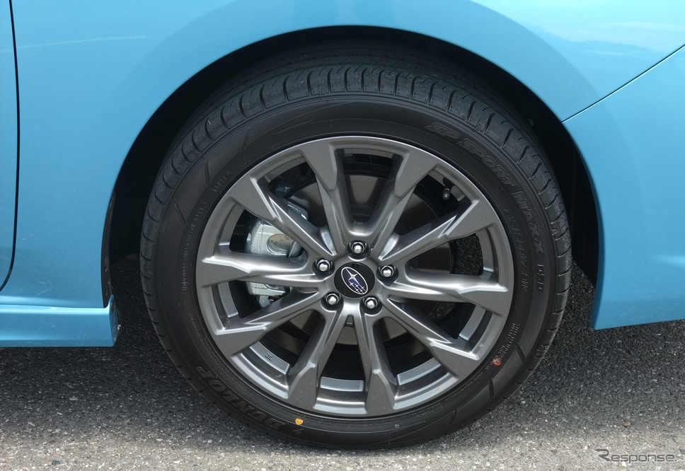 タイヤは215/50R17サイズのダンロップ「SPORT MAXX 050」。柔らかいタイヤではないが、サスペンションが微小な振動を吸収する性能に優れており、乗り心地は良好だった。《写真撮影 井元康一郎》