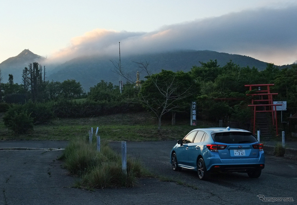 夕暮れの筑波山をバックに記念撮影。《写真撮影 井元康一郎》