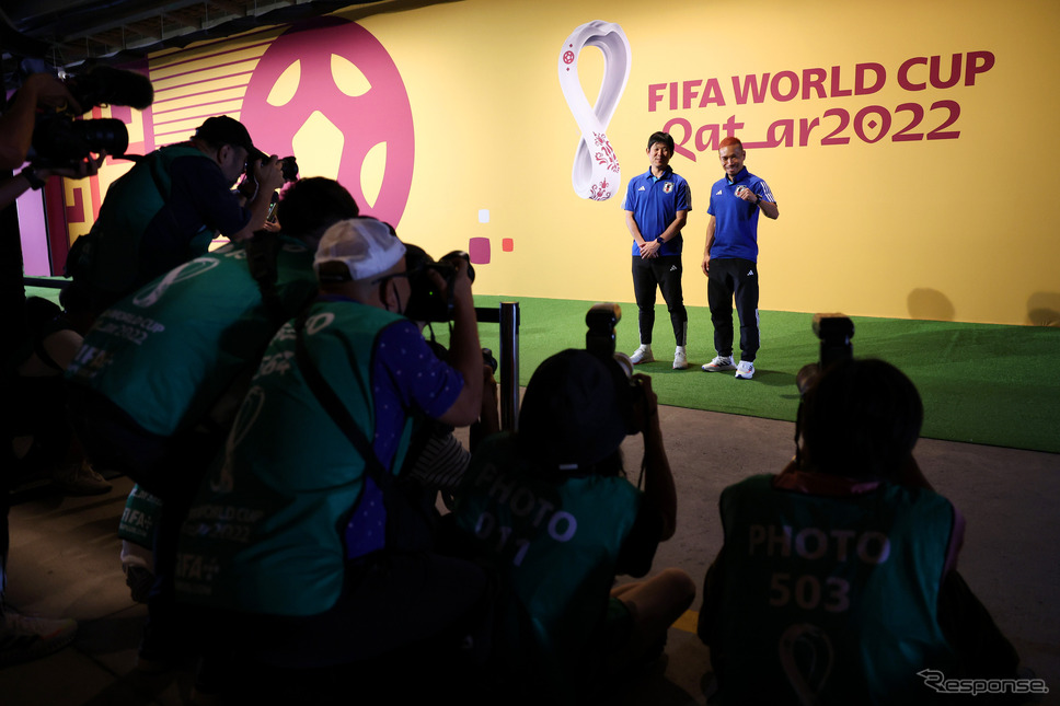サッカーワールドカップ日本代表、森保監督と長友選手の記者会見（12月4日）《Photo by Patrick Smith - FIFA/FIFA/ゲッティイメージズ》