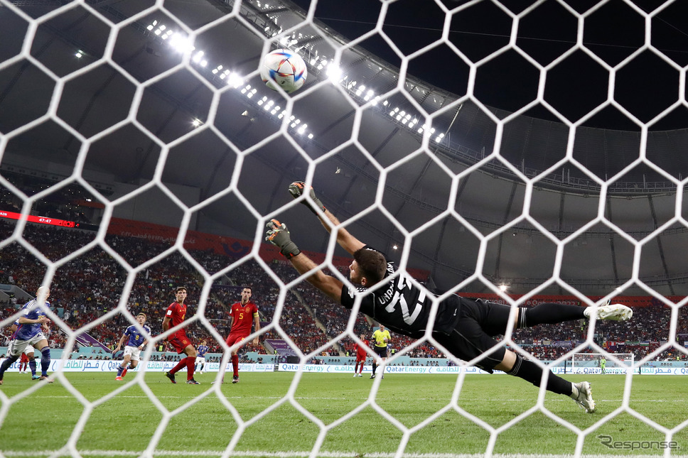 日本対スペイン、#8堂安（写真左奥）のゴール《Photo by Ryan Pierse/Getty Images Sport/ゲッティイメージズ》