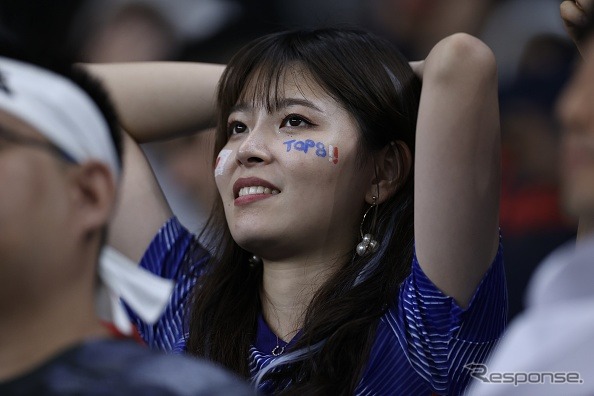 サッカーワールドカップ日本対クロアチア戦、日本の敗戦を悲しむファン《Photo by Fareed Kotb/Anadolu Agency/ゲッティイメージズ》