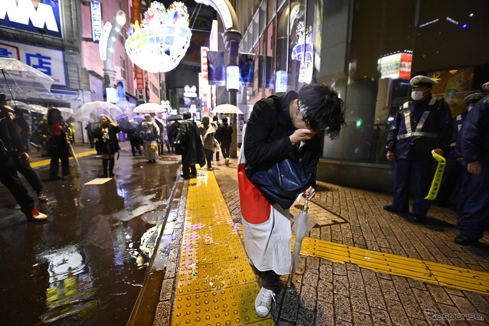 サッカーワールドカップ日本対クロアチア戦、日本の敗戦を悲しむファン（東京渋谷）《Photo by David Mareuil/Anadolu Agency/ゲッティイメージズ》