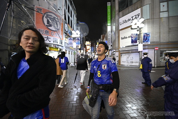 サッカーワールドカップ日本対クロアチア戦、日本の敗戦を悲しむファン（東京渋谷）《Photo by David Mareuil/Anadolu Agency/ゲッティイメージズ》