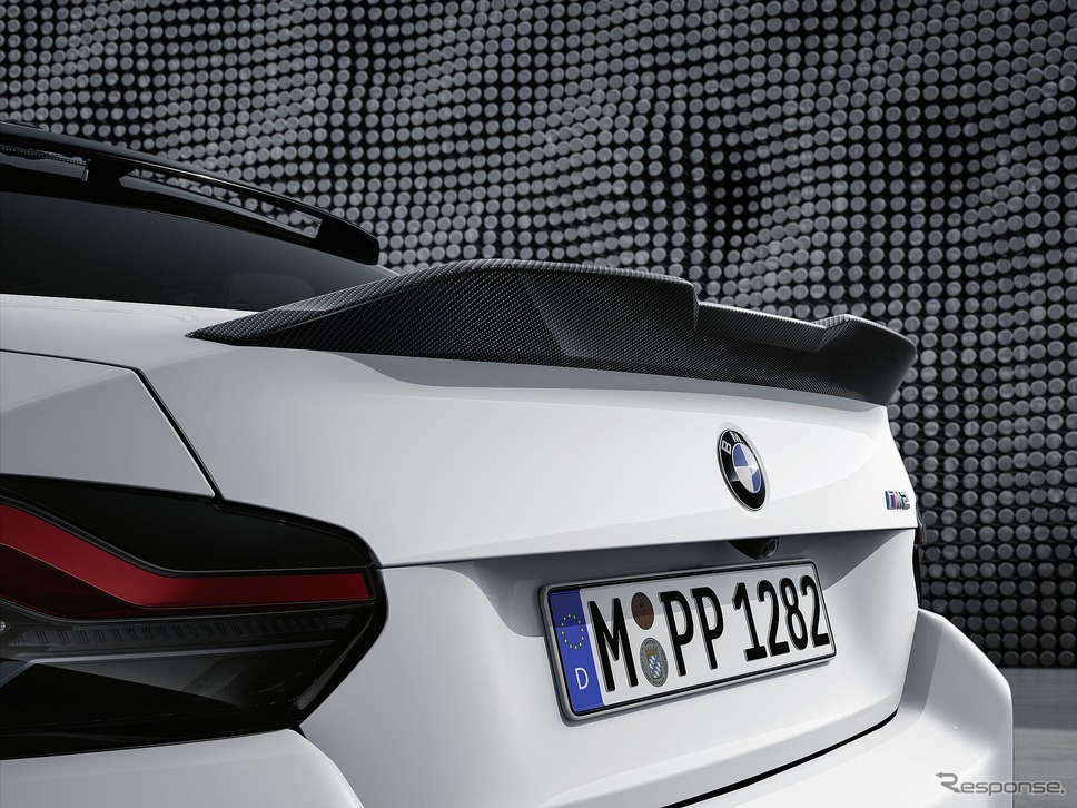 BMW M2 新型の「Mパフォーマンスパーツ」装着車《photo by BMW》