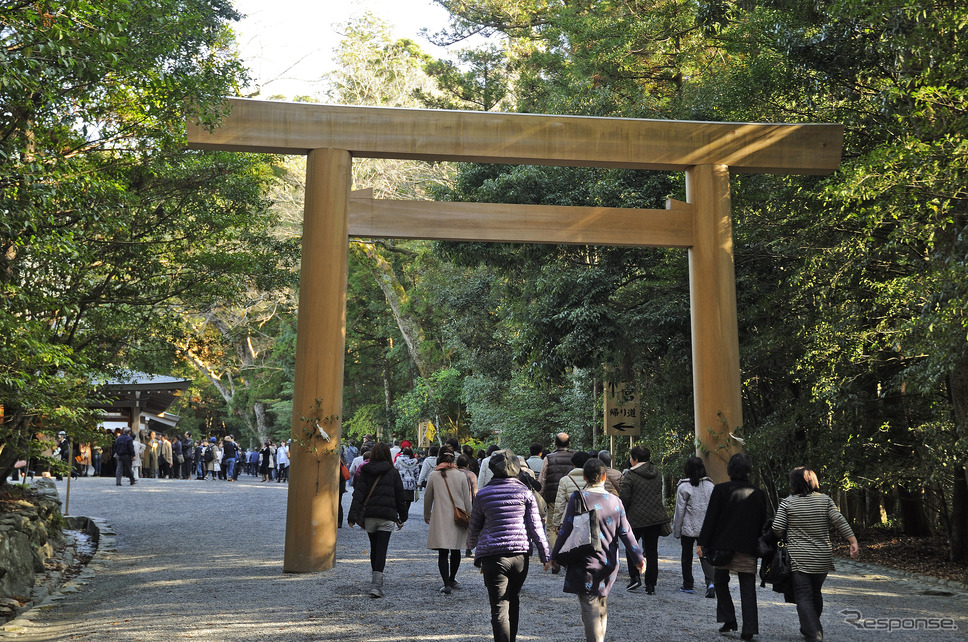 伊勢神宮内宮《Photo by: Hartmut Pohling/Japan Stock Photo/Universal Images Group/ゲッティイメージズ》