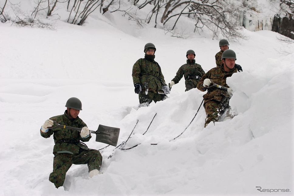 新潟県津南町で除雪作業にあたる自衛隊（2005年1月）《Photo by Koichi Kamoshida/Getty Images News/ゲッティイメージズ》