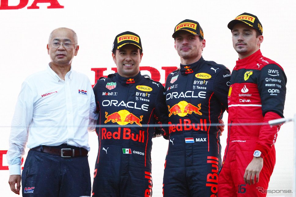 2022年F1日本GPの表彰台。左からHRCの浅木泰昭氏、レッドブルのペレス(2位)とフェルスタッペン(優勝)。《Photo by Red Bull》