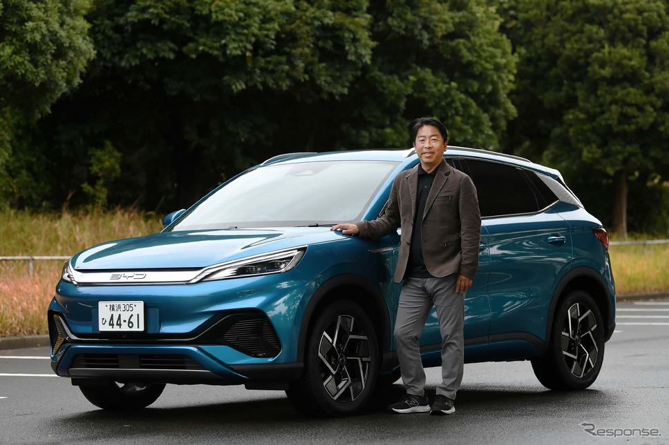 BYD ATTO 3と石井昌道氏《写真撮影 中野英幸》