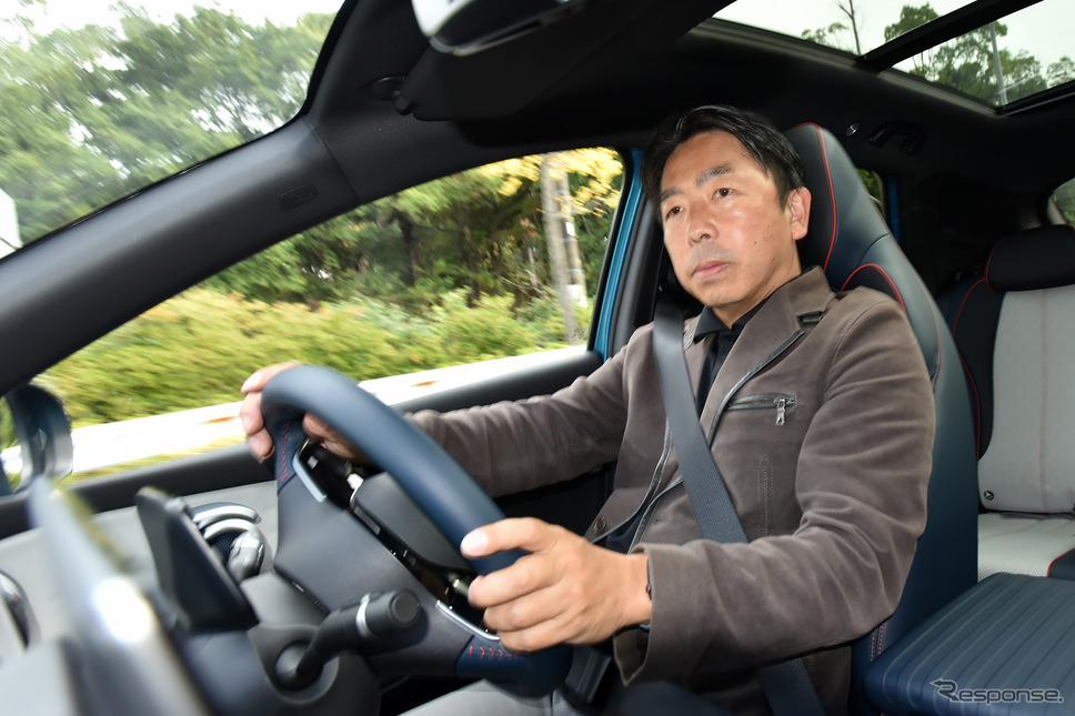 BYD ATTO 3と石井昌道氏《写真撮影 中野英幸》