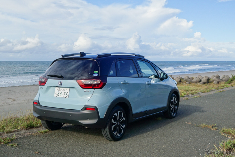 フィットe:HEVクロスター4WD(前期型)のリアビュー。ボディシェルはノーマル車高のフィットとまったく同じ。《写真撮影 井元康一郎》