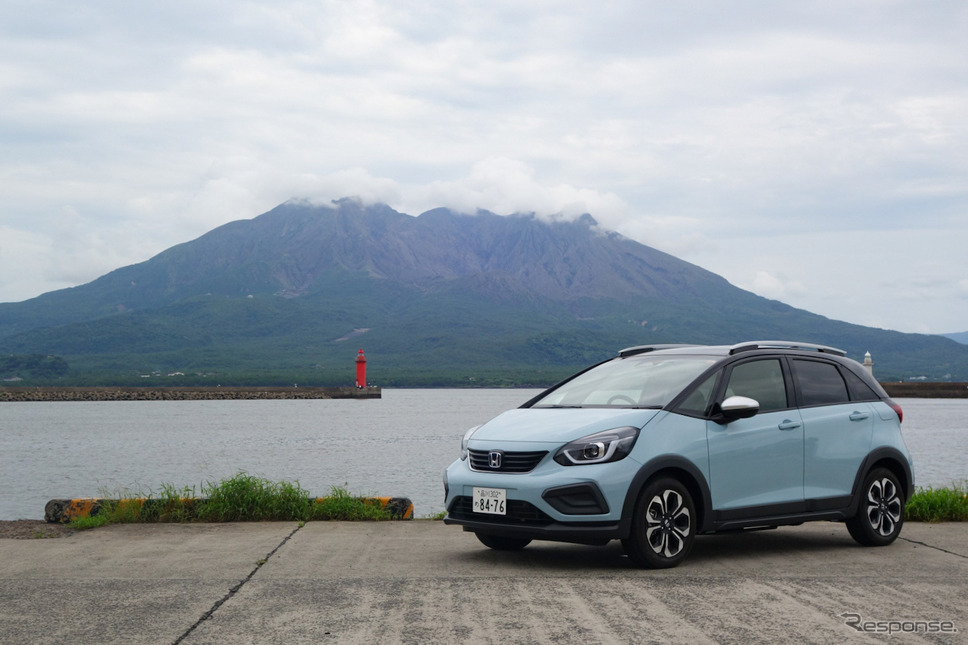 フィットe:HEVクロスター4WD(前期型)。桜島をバックに記念撮影。《写真撮影 井元康一郎》