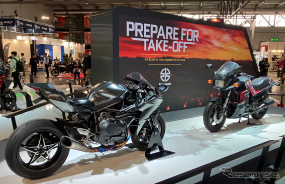 Ninja H2 カーボン(手前)とGPZ900R(奥)《写真提供:カワサキモータースジャパン》
