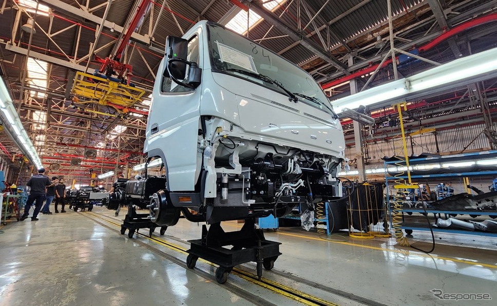 ジェッダ市の工場で生産中の小型トラック「キャンター」《写真提供：三菱ふそうトラック・バス》