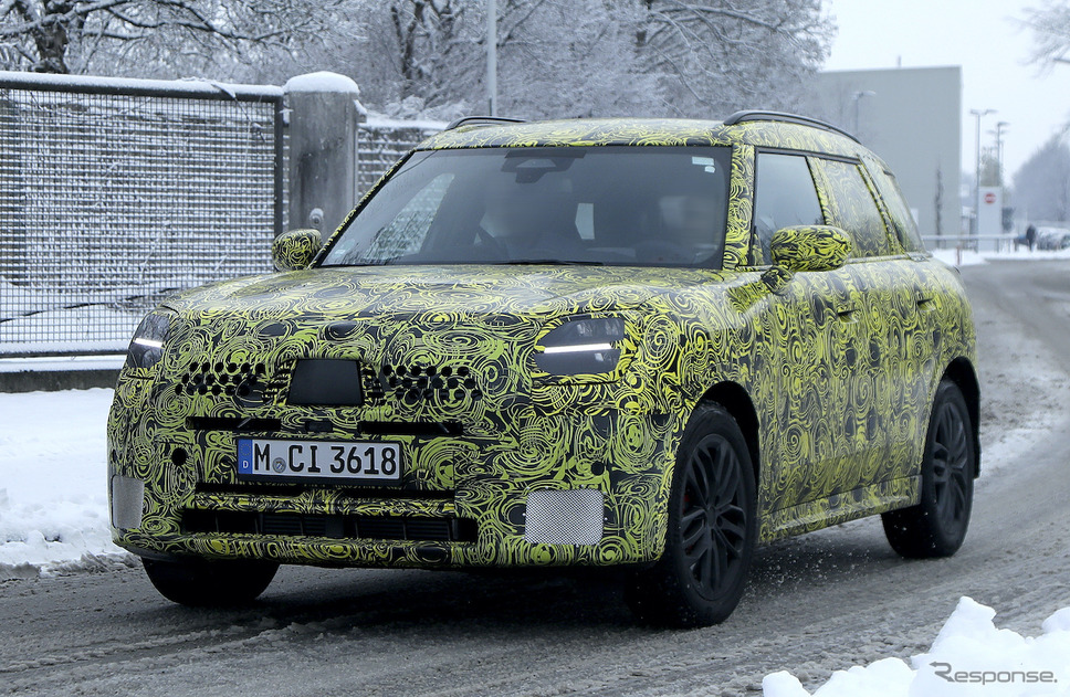 MINI クロスオーバー 次期型プロトタイプ(スクープ写真)《APOLLO NEWS SERVICE》