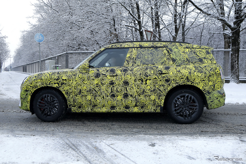 MINI クロスオーバー 次期型プロトタイプ(スクープ写真)《APOLLO NEWS SERVICE》