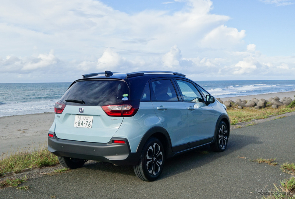 無塗装プロテクター風のアンダースカートが特徴的だったフィットe:HEVクロスター4WD(前期型)のリアビュー。改良型はシルバーのアンダーガード風の加飾になった。《写真撮影 井元康一郎》