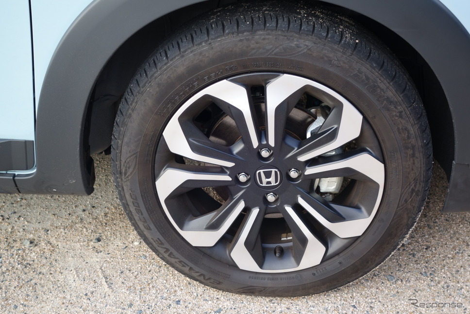 185/60R16サイズのダンロップ「エナセーブEC300+」。エコタイヤを非常に上手く履きこなしており、乗り心地は上々だった。《写真撮影 井元康一郎》