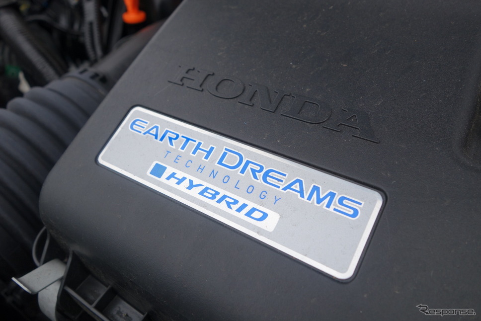 エンジンカバー上の「EARTH DREAMS TECHNOLOGY」エンブレム。現在このネーミングはフェードアウト中で、改良型では外されているという。《写真撮影 井元康一郎》
