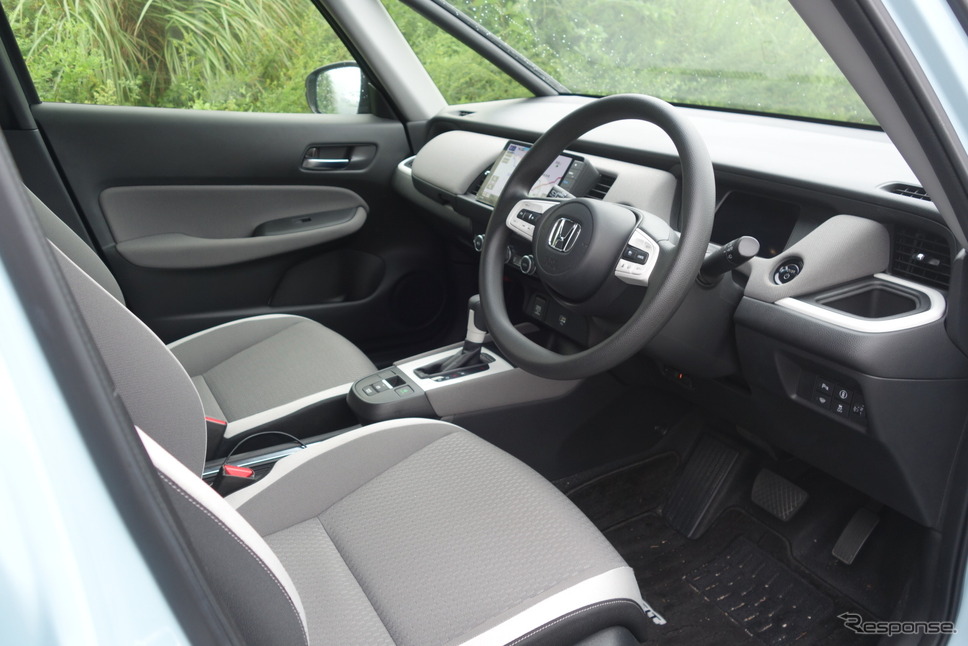 運転席側からダッシュボードを撮影。表に出す機能を絞るシンプルさは個人的には大いに好感を持ったが、惜しむらくは質感の出し方が雑。《写真撮影 井元康一郎》