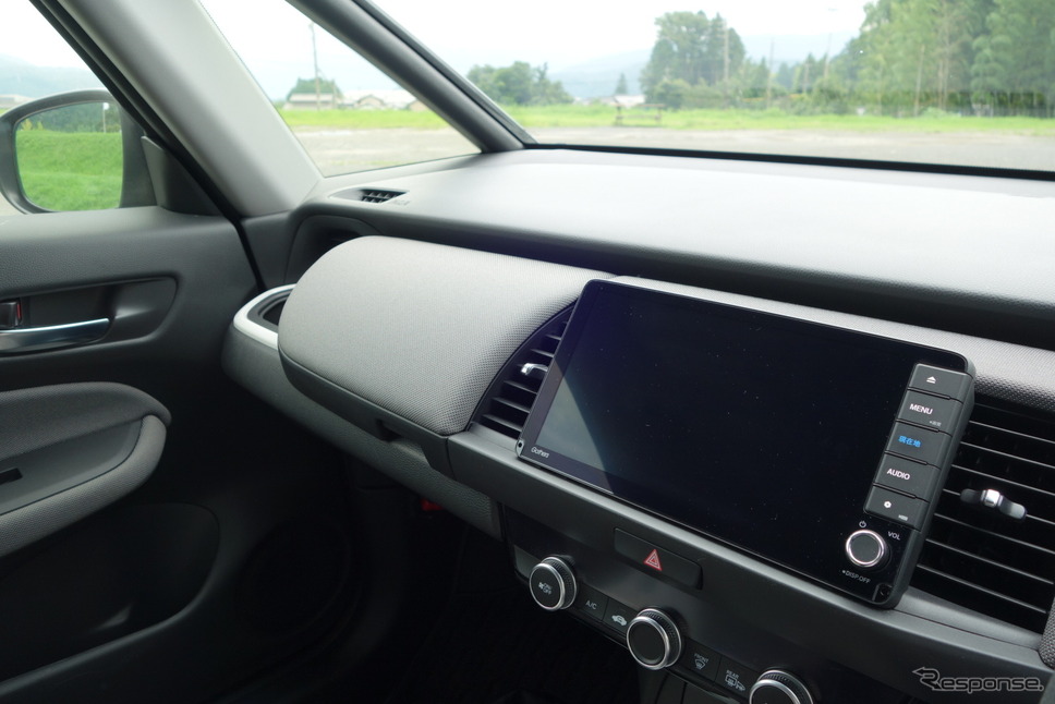 このダッシュボードの低さが運転席から斜め左方向の視界の良さに一役買う。《写真撮影 井元康一郎》