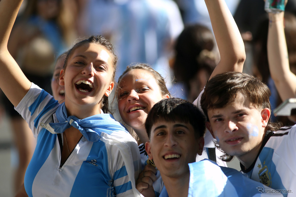 本国ブエノスアイレス市内でアルゼンチンのワールドカップ優勝を祝う市民《Photo by Mariano Gabriel Sanchez/Anadolu Agency/ゲッティイメージズ》