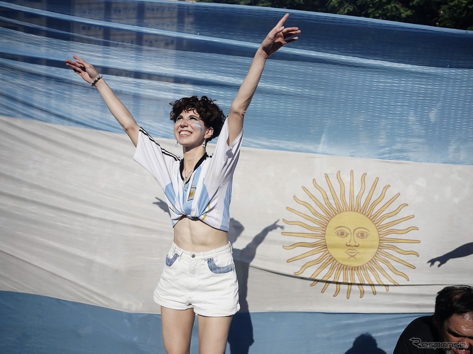 本国ブエノスアイレス市内でアルゼンチンのワールドカップ優勝を祝う市民《Photo by Getty Images/Getty Images Sport/ゲッティイメージズ》
