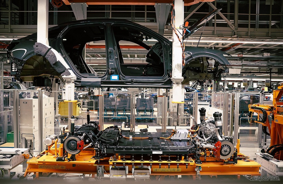 アウディのベルギー工場で生産が開始された Q8 e-tron スポーツバック《photo by Audi》