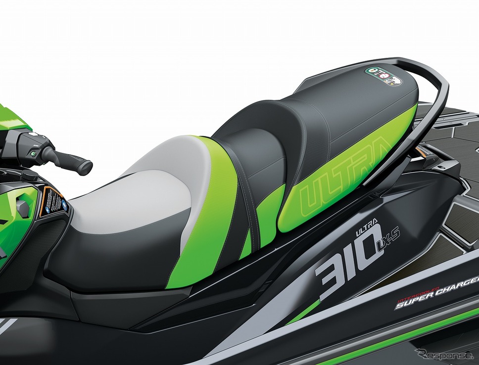 フロント部分のデザインを一新し、スタンドアップライディング性能を向上したスリムシート(JET SKI ULTRA 310LX-S)《写真提供 カワサキモータースジャパン》