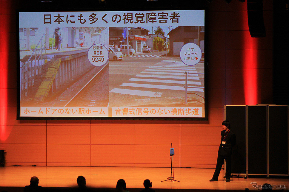 ゼネテック ビジネスコンテスト「DXチャレンジ2022」で「スマート盲導杖」を提案する高田悠希さん《写真撮影 編集部》
