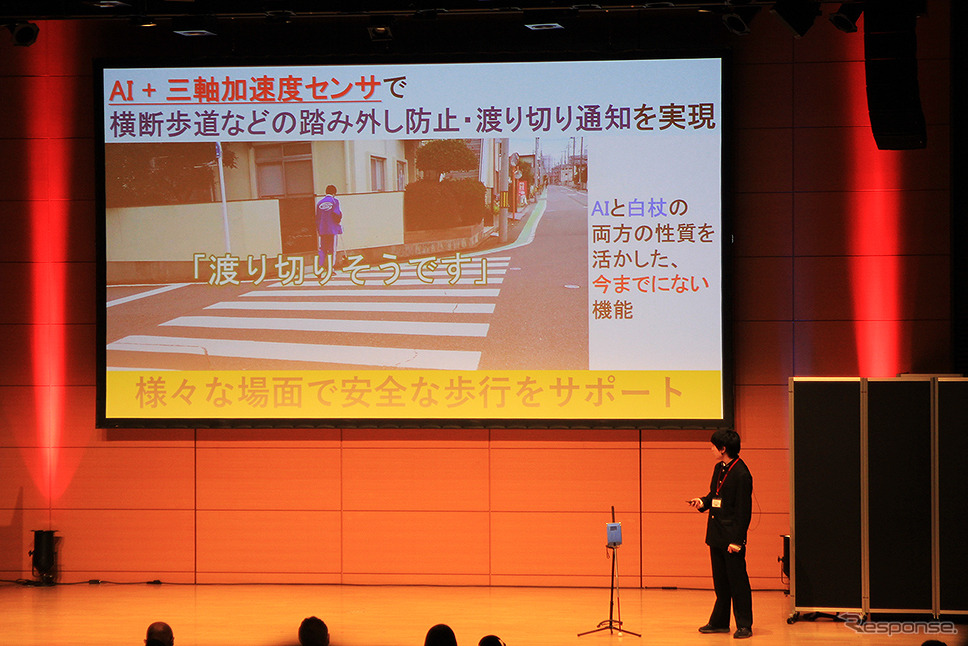 ゼネテック ビジネスコンテスト「DXチャレンジ2022」で「スマート盲導杖」を提案する高田悠希さん《写真撮影 編集部》