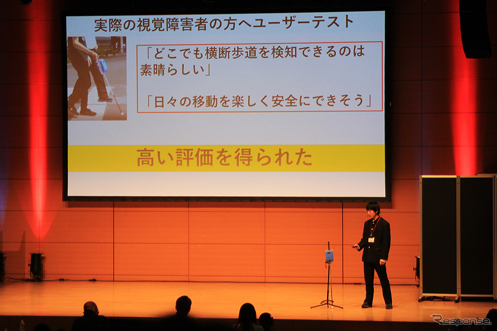 ゼネテック ビジネスコンテスト「DXチャレンジ2022」で「スマート盲導杖」を提案する高田悠希さん《写真撮影 編集部》