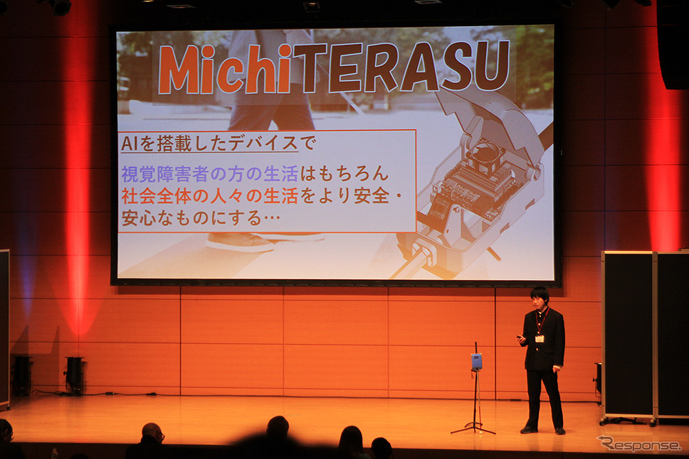 ゼネテック ビジネスコンテスト「DXチャレンジ2022」で「スマート盲導杖」を提案する高田悠希さん《写真撮影 編集部》