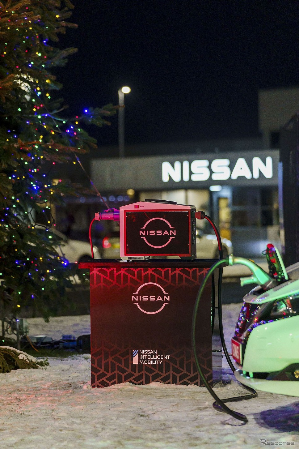 クリスマスツリーに電力を供給する日産 リーフ《photo by Nissan》