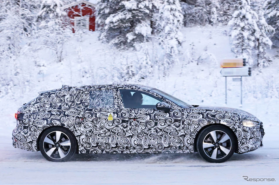 アウディ A4 アバント PHEVモデルの次期型プロトタイプ(スクープ写真)《APOLLO NEWS SERVICE》