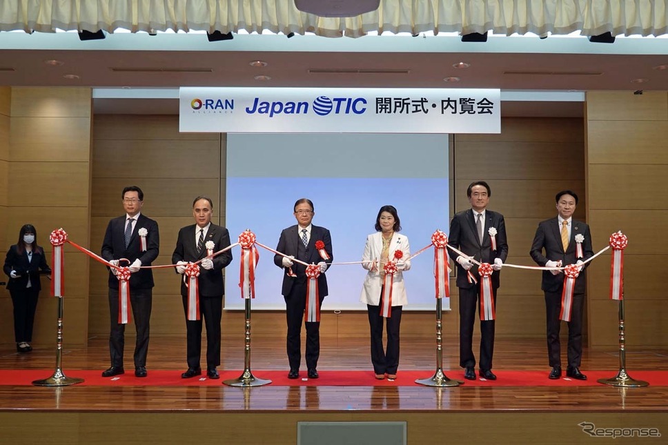 Japan OTIC開所式でテープカットの臨む関係者《写真撮影 会田肇》