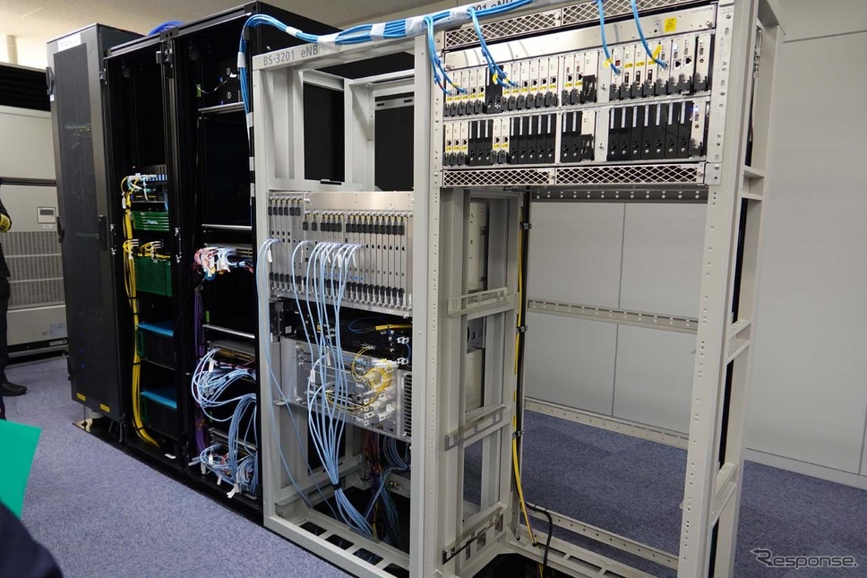NTTドコモの親局(CU/DU)。異なるベンダーのシステムが組み込まれていた《写真撮影 会田肇》