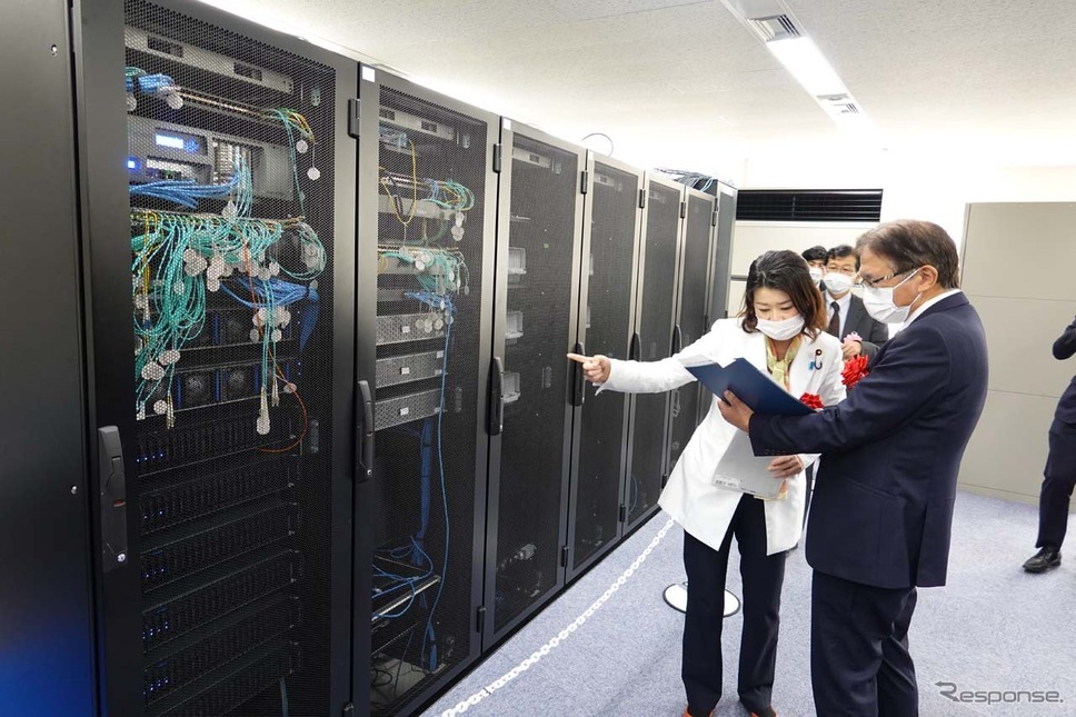 楽天モバイルの検証用システムの前で説明を受ける国光あやの総務大臣政務官《写真撮影 会田肇》