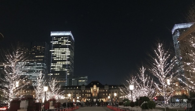 イルミネーションはデートの目的地として人気(東京駅前)《写真提供 写真AC》