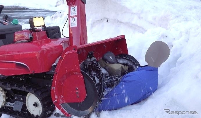 誤った使用で除雪機の下敷きになった事故（再現映像）《写真提供 経済産業省/NITE》